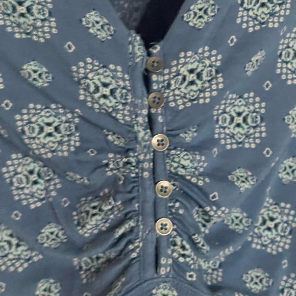 Free People SYDNEY Chambray Combo Bishop Sleeve Top Blue Deep V Neck Stretch XS - Picture 7 of 8